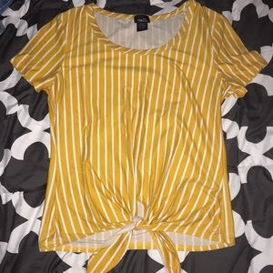 Rue 21 front tie t shirt 💛